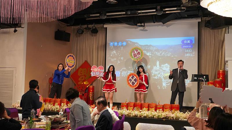 育達科技大學王育文董事長於115年春節「感謝有您」聯歡感恩餐會歡唱高歌。
