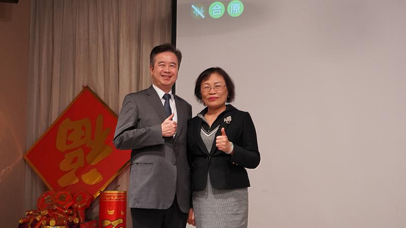 育達科技大學王育文董事長（左）與吳菊校長（右）感謝育達科大全體教職員同仁們辛勤的付出與努力。