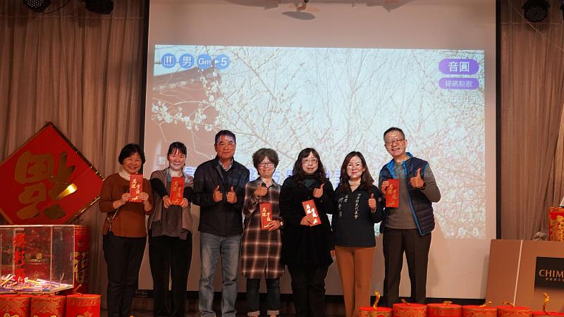 苗栗縣鍾東錦縣長連抽5位再加碼獎與得獎教職員合影。