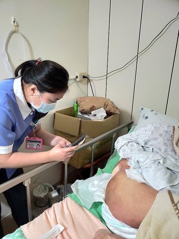 居家護理師處理傷口遇到問題，可以透過手機APP上傳，便可由花蓮慈院的傷口造口及失禁護理師團隊指導，幫助第一線的護理師處理各種困難，成功提升傷口的癒合速度。