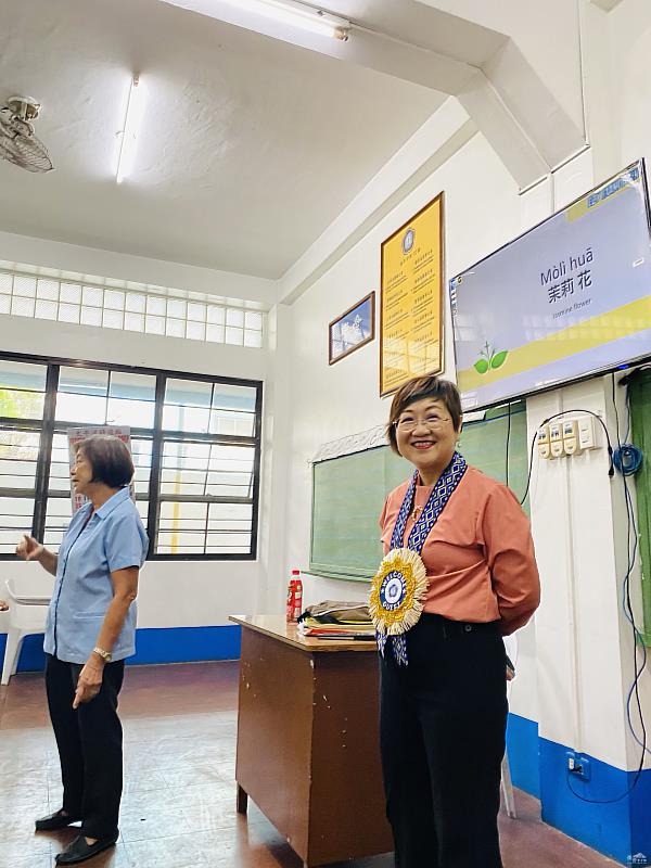 徐佳青深入教室實地參訪。