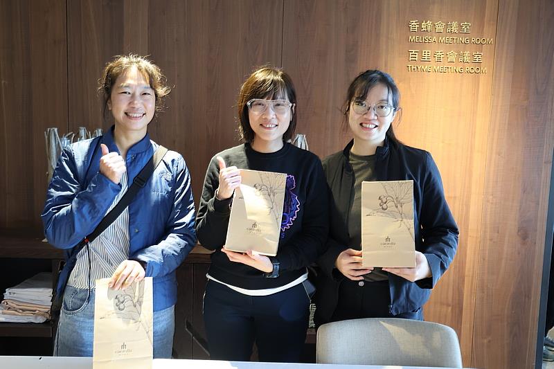 花蓮慈院傷口造口及失禁護理師徐小惠（左起）、許美玉和鄒明耘3人，是撐起整個東區遠距諮詢和整合的金三角。（攝影/吳宛霖）