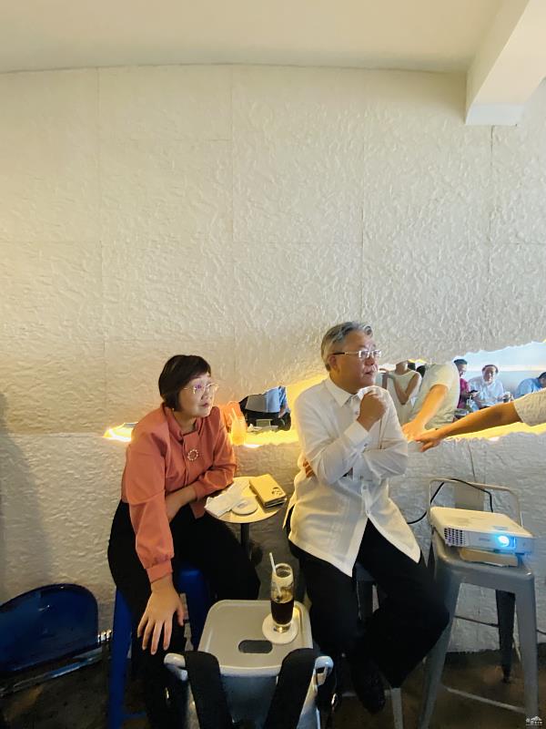 徐佳青與駐菲律賓代表處楊登仕公使（右），與志工座談。