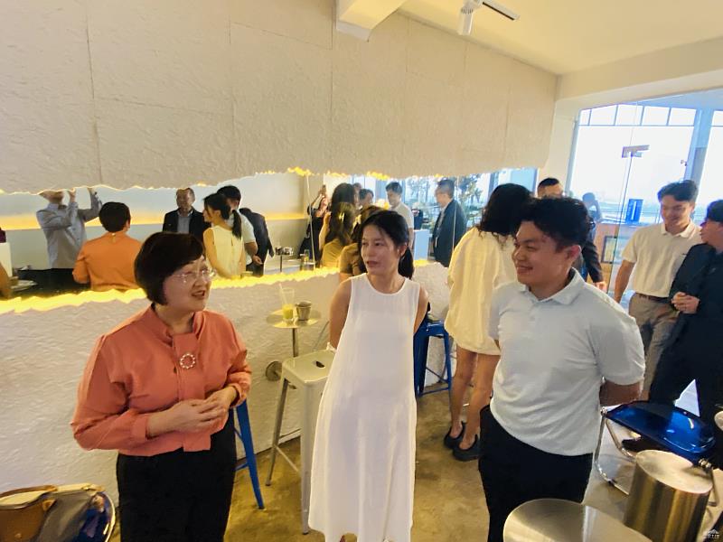 徐佳青與第一線急難救助志工面對面交流。