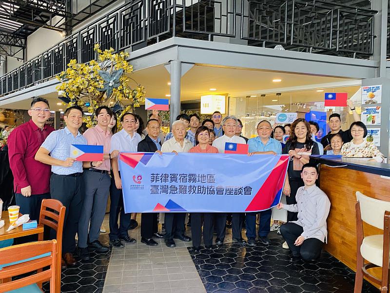 徐佳青與第一線急難救助志工會後合影。
