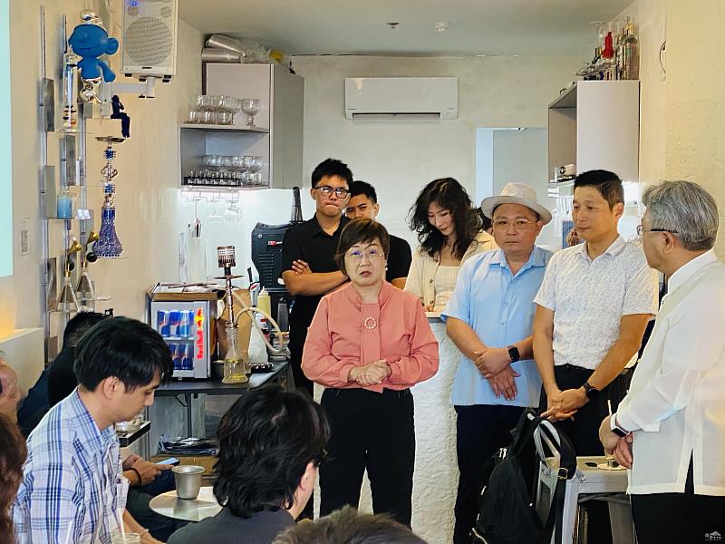 僑委會委員長徐佳青主持「菲律賓宿霧地區臺灣急難救助協會」座談，與第一線急難救助志工面對面交流。