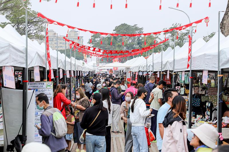 迎新春、辦年貨一次到位 嘉有好市集年貨大街熱鬧登場