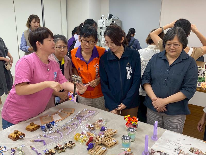 社區手作防暴小物成果分享。