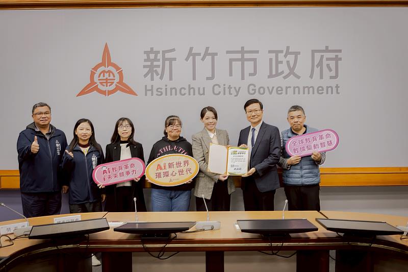 市長高虹安頒發光華國中數位團隊代表榮獲教育部數位競賽大滿貫獎狀。