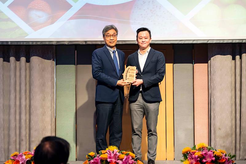 中衛中心王世昌副總經理代表上台領獎，象徵政府對中衛中心長期投入之肯定。左為農業部陳駿季部長，右為中衛中心王世昌副總經理。