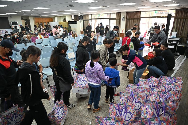 「過癮萬事屋」捐贈千份物資 唱跳傳愛溫暖臺東近千戶家庭