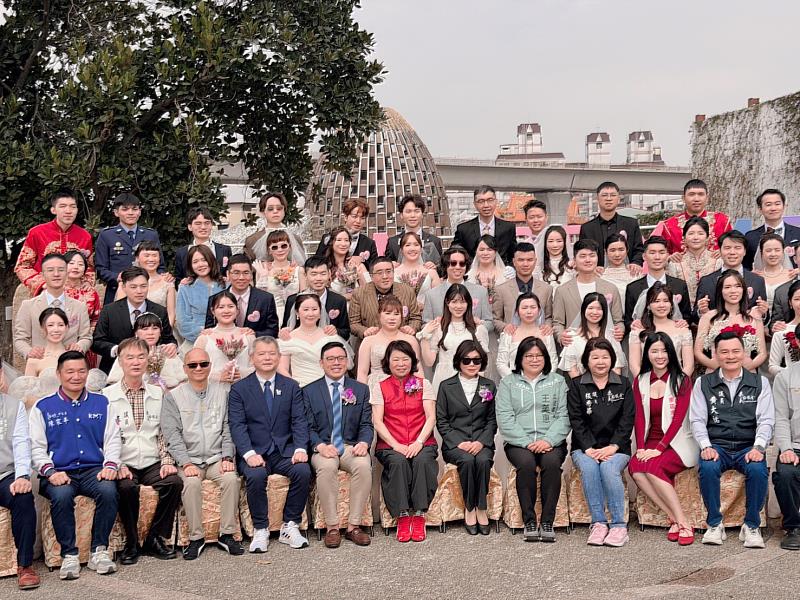 嘉義市辦理115年市民集團結婚活動大合照。