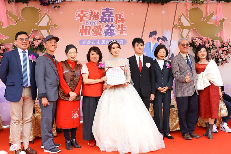 黃敏惠市長與新人合影,送上滿滿祝福。
