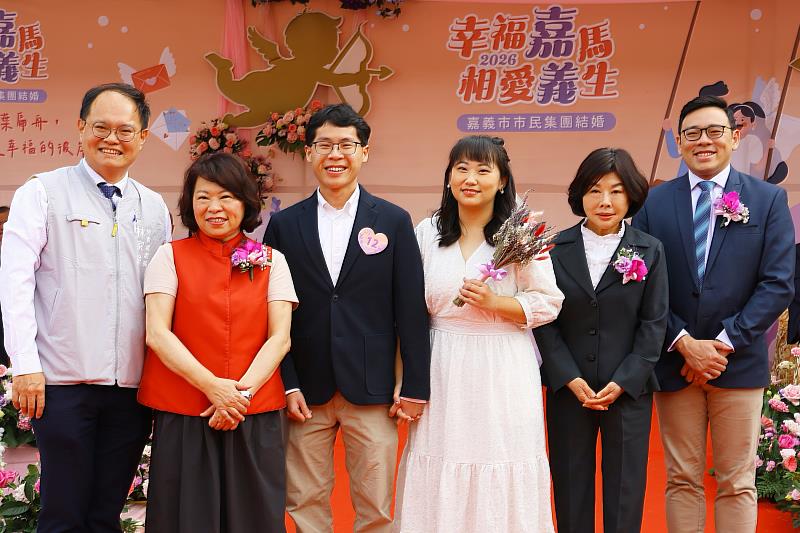 黃敏惠市長與新人簡嘉呈與吳姿螢合影。