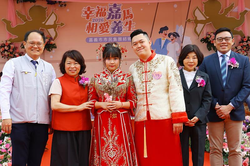 黃敏惠市長與新人李尚勳與賴宣頴合影。
