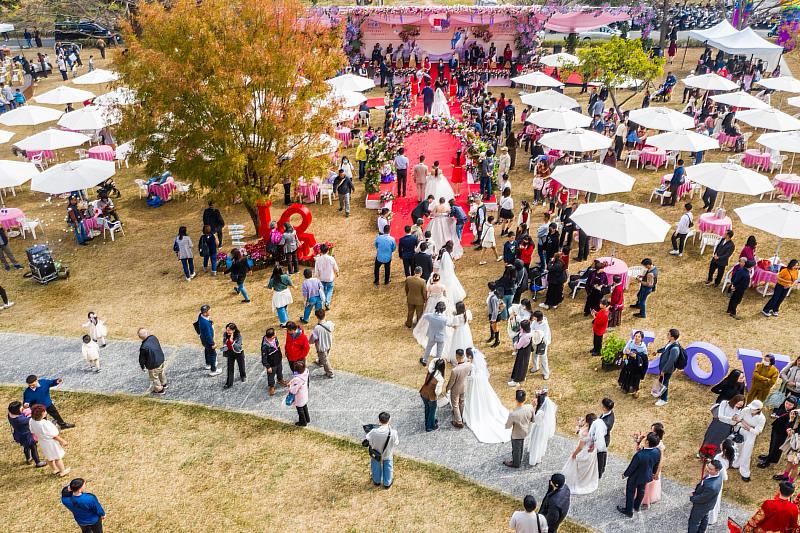 嘉義市第44屆市民集團結婚典禮溫馨舉行，46對新人共譜幸福篇章。