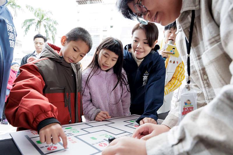 市長高虹安與現場孩童參與闖關活動。