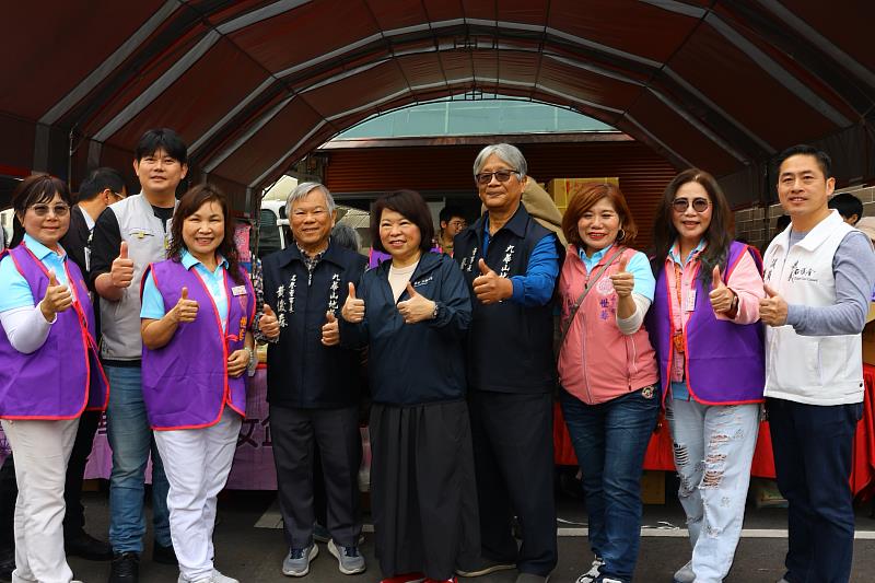黃敏惠市長與九華山地藏庵團隊及協助參與物資發放團隊合影。
