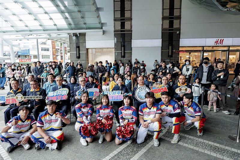 115年「安心好年 HORSE（好事）發生」加強重要節日識詐宣導活動大合照。