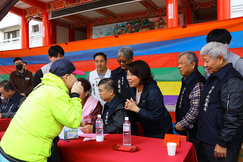 黃敏惠市長協助發放冬令救濟物資、慰問金。