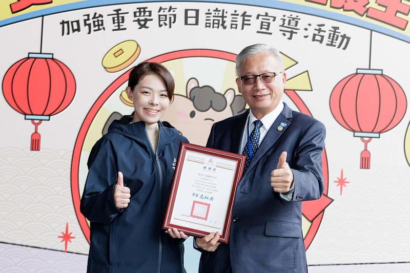 市長高虹安頒發感謝狀予遠東巨城購物中心總經理羅仕清。