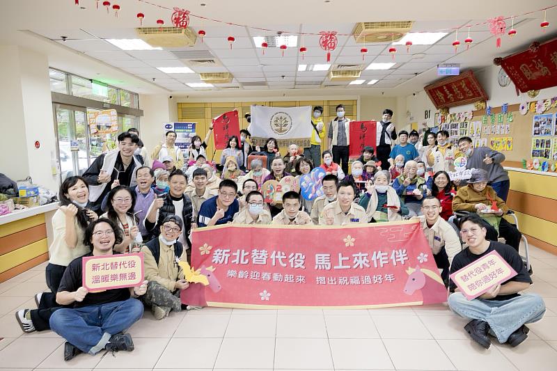 新北替代役及備役役男與志工1月31日前往深坑區健順安養中心公益活動，陪伴長者及身心障礙者提前賀歲，迎接春節到來。