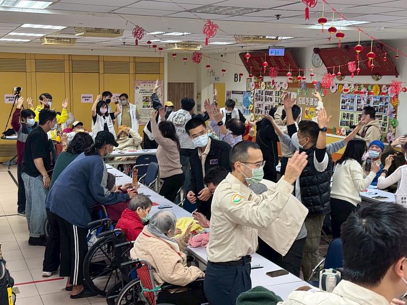 役男們透過帶動唱等活動與長輩們一起動動身、動動腦、也動動心。
