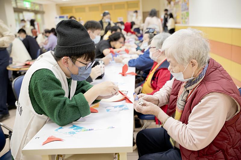 折紙祝福活動採取「一對一陪伴」方式，讓每位參與者皆能獲得適切協助與關懷。