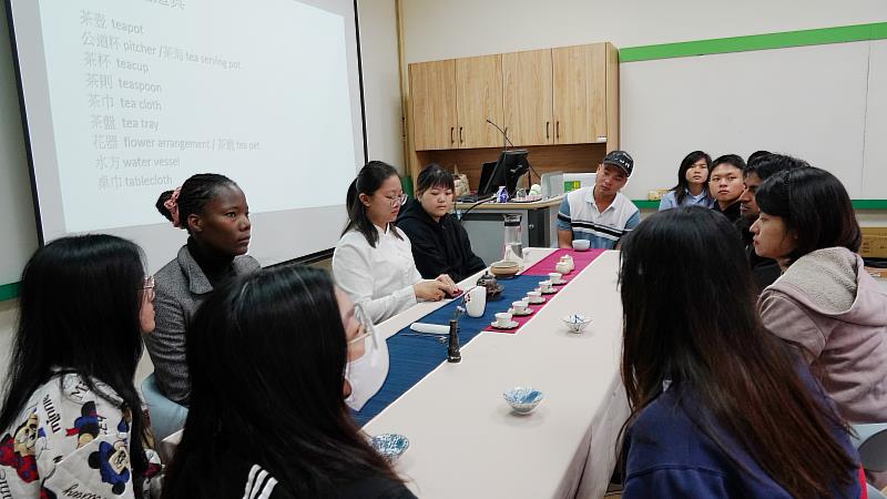 南華大學辦理山茶文化體驗，邀請「嘉木居」店長林菀亭蒞臨指導，教導學生認識茶器具、茶席美學及禮儀。