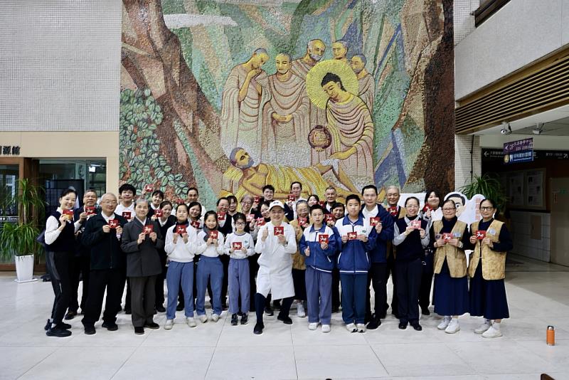 響應慈濟基金會創立60年來訪視關懷的大愛，關懷團隊由林欣榮院長阿公帶著二代的年輕同仁與三代孫子出門，保持著花蓮慈院40年來的歲末關懷的傳統。