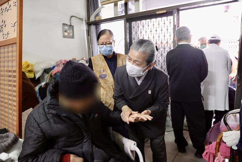 在84歲中風阿公情緒起伏的時候，顏靜曦師姊（灰衣）與林欣榮院長溫柔安撫阿公不安躁動的心。