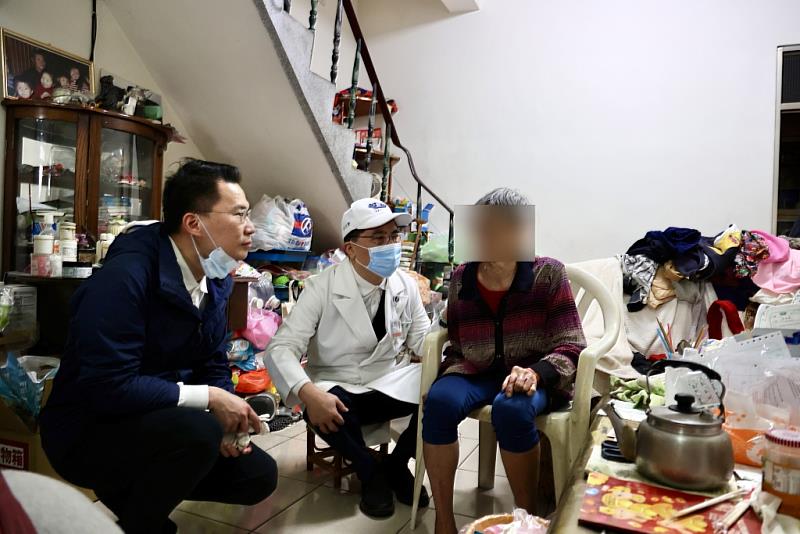 花蓮慈院林欣榮院長（白袍白帽）與神經外科部蔡昇宗主任發揮神經外科專長，關懷阿嬤的手抖、步態不穩的問題。