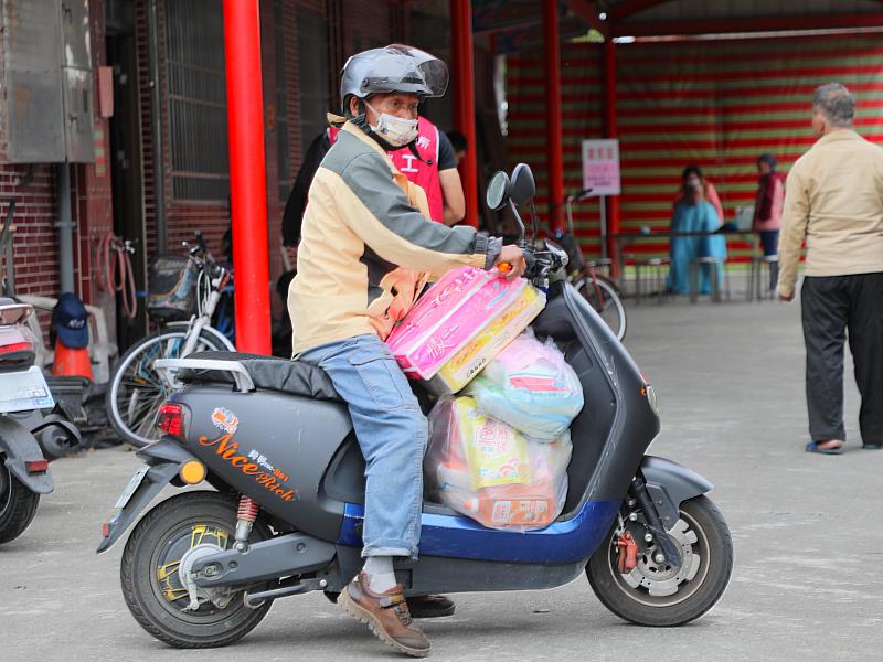 溪口鄉公所與天臺殿聯合舉辦「寒冬送暖感恩發放活動」