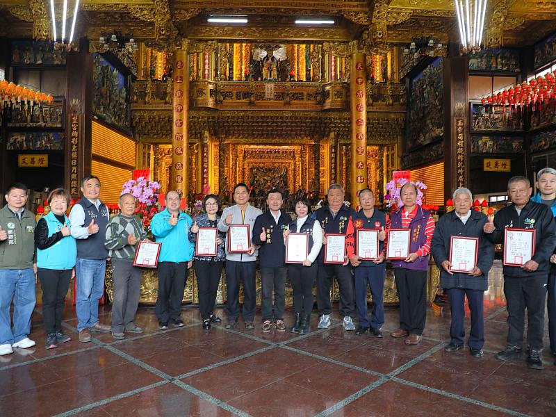 溪口鄉公所與天臺殿聯合舉辦「寒冬送暖感恩發放活動」