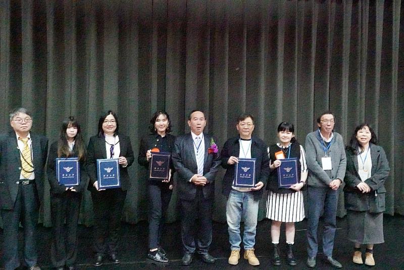 商學院院長李宗耀（中）頒獎表揚論文得獎者，肯定其在商管與法律跨域研究上的學術成果。