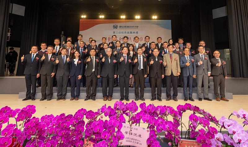 高科大校長吳忠信(前排中)率領新任命的行政團隊共同合影。