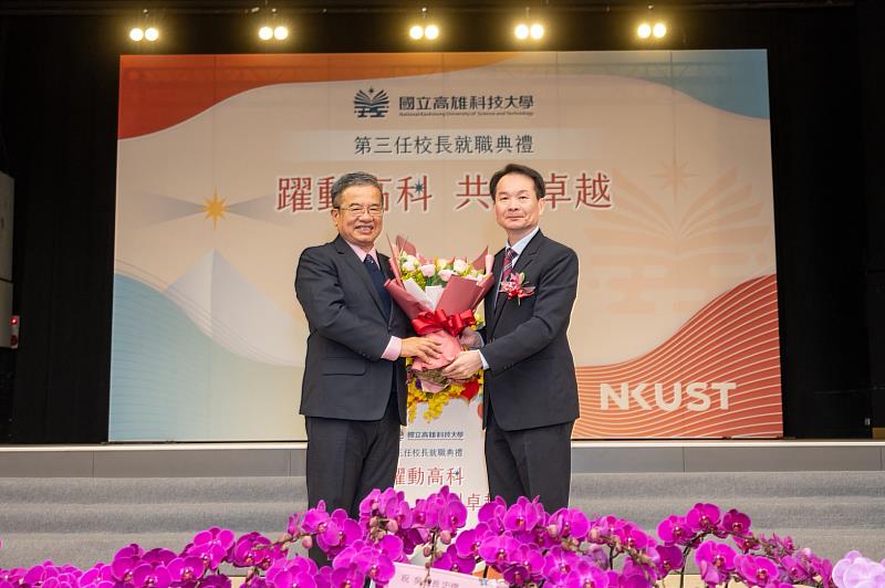 高科大校長吳忠信(前排中)率領新任命的行政團隊共同合影。