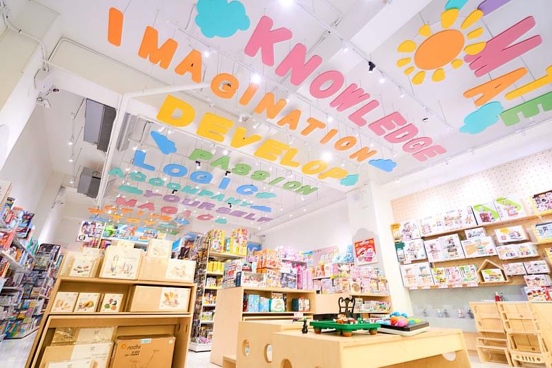 「孩子玩伴」玩具店空間寬敞明亮，是最棒的親子共享空間。