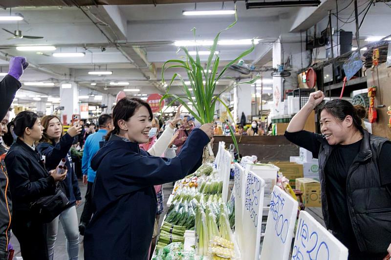 市長高虹安與果菜市場攤商民眾暖心互動。