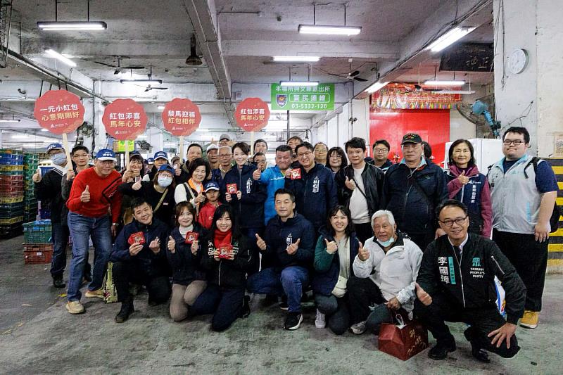 市長高虹安至果菜市場發小紅包大合照。