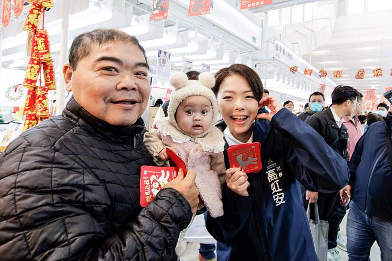 市長高虹安與北門市場攤商民眾暖心互動。