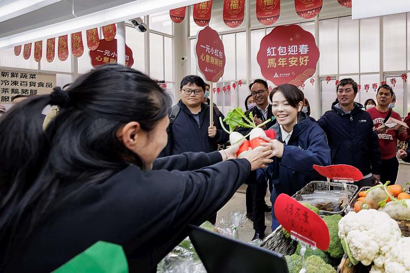 市長高虹安與北門市場攤商民眾暖心互動。