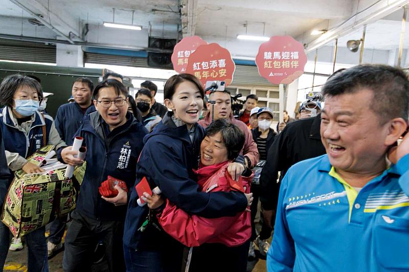 市長高虹安與果菜市場攤商民眾暖心互動。