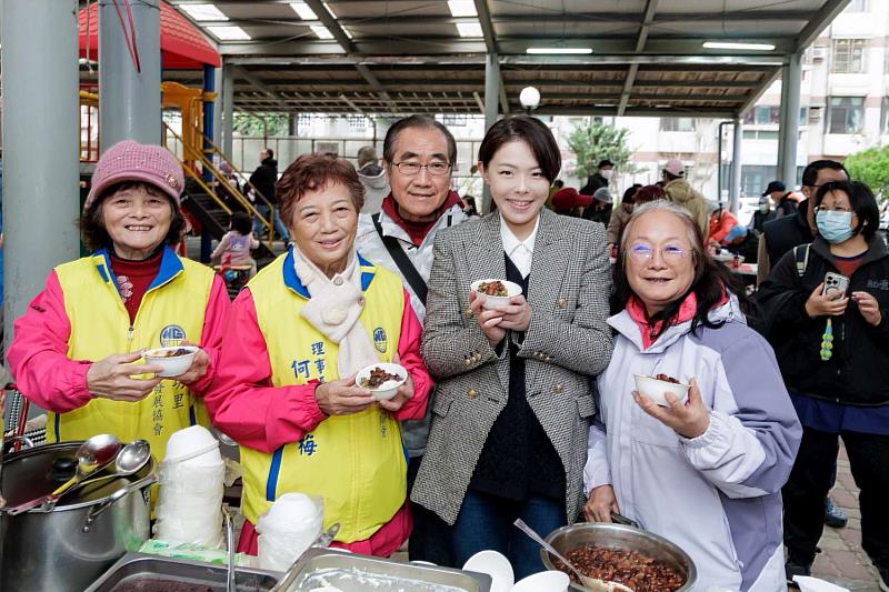 市長高虹安至攤位加油打氣。