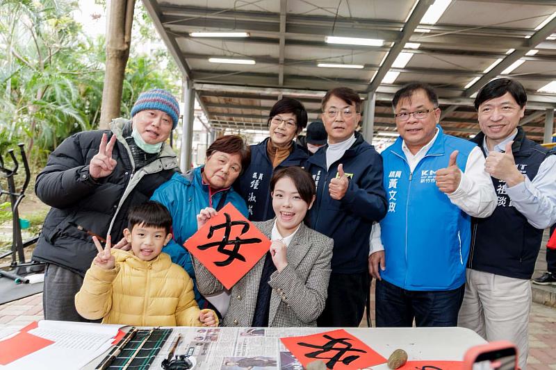 市長高虹安親筆揮毫春聯送給現場民眾。