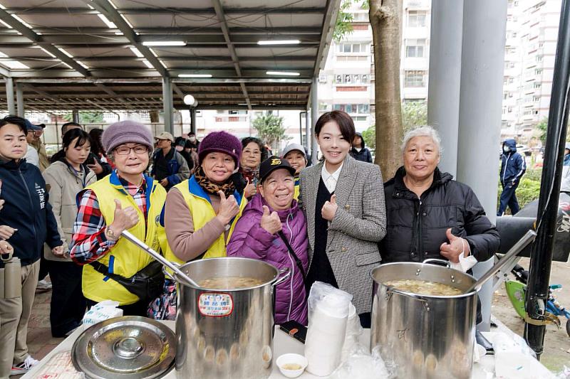 市長高虹安至攤位加油打氣。