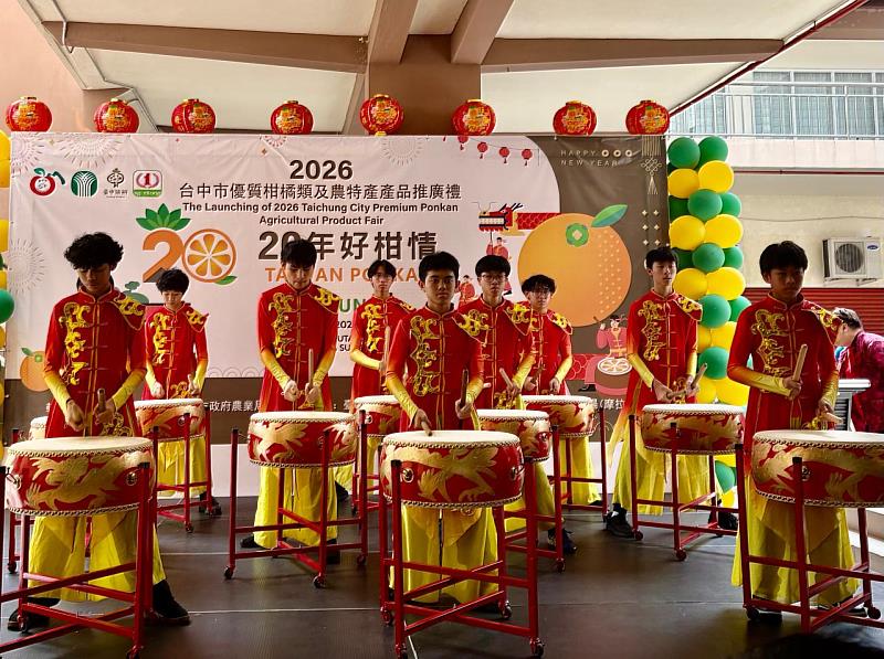 汶萊馬來奕中華中學帶來二十四節令鼓表演。