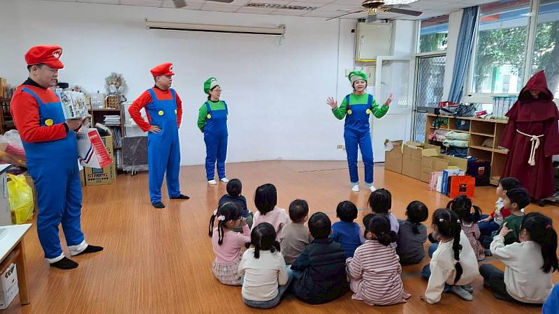 跟孩子們宣導「輪流」與「分享」的社交禮節。