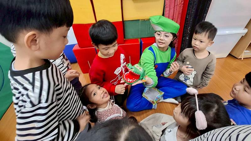 陪孩子互動體驗各式玩具，透過提供多元且適齡的教具，豐富偏鄉幼兒的學習經驗。