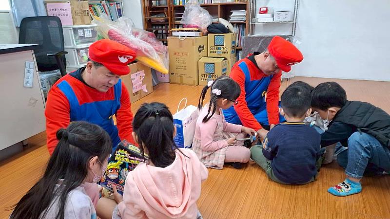 化身為經典動漫角色「瑪利歐」拉近與孩子們的距離。